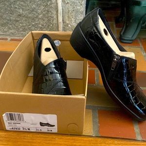 Clarks May Orchid Loafers.Women’s 7.5 M Black Patent Croc Embossed. Brand new